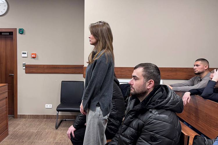 Иван Шевырев явился в компании двоих охранников, как и его супруга — и одновременно потерпевшая по делу — Ирина Шевырева