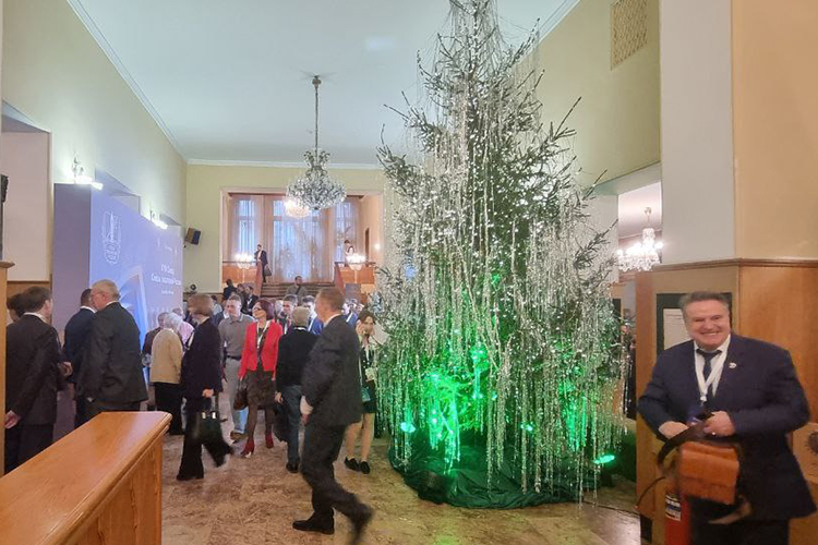 В узких коридорах исторического здания с трудом можно было протолкнуться из-за обилия участников, гостей и журналистов