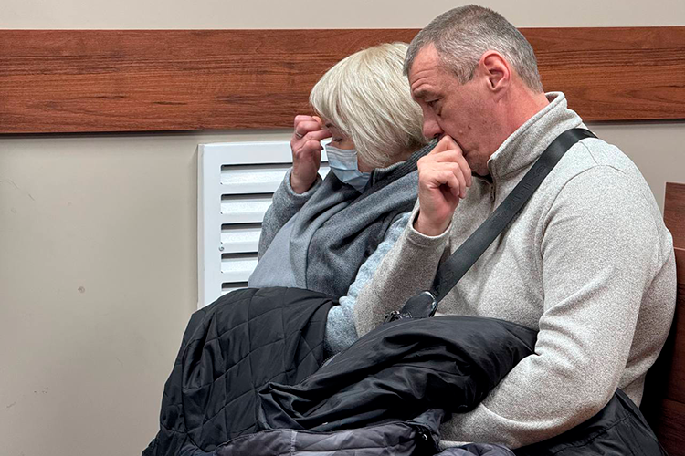 Поддержать Султанова в суде пришли и его родственники. На протяжении всего процесса отец и мать обвиняемого еле сдерживали эмоции