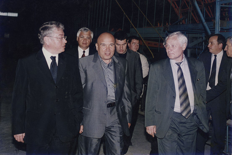 Строительство Ту-214 осваивали в директорство Наиля Хайруллина (второй слева)