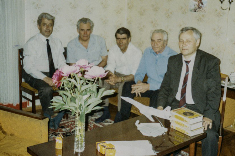 Одно из последних фото Виталия Копылова (второй справа, слева от него Юрий Литвинов, справа &mdash; Владимир Бузницкий). 12 июня 1994 года коллеги пришли поздравить наставника с днем рождения
