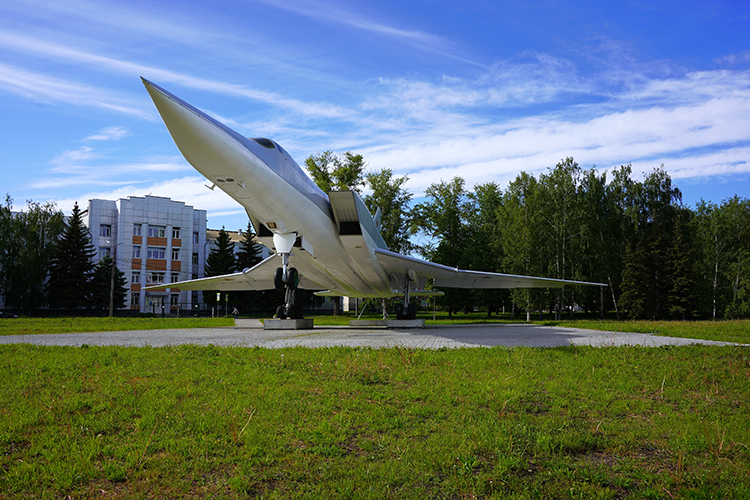 Мемориальный Ту-22М3 возле КАЗа