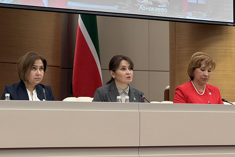 «9 декабря — это повод поздравить тех, кто с нами, и вспомнить тех, кого рядом нет, но они обеспечили нашу безопасность», — заявила вице-премьер РТ Лейла Фазлеева