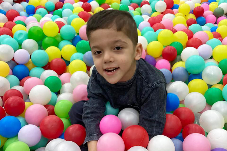 Мальчик с ДЦП учится ходить