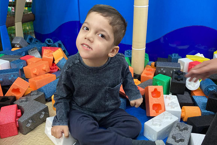 Богдан довольно усидчивый — обожает конструкторы, собирает пазлы и фигурки из лего