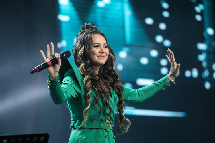 Иркә (Айгуль Миншакирова) 20 лет назад впервые вышла на сцену фестиваля: «Очень благодарна „Барс Медиа“. Они дали мне псевдоним Иркә, создали из него бренд, о котором я мечтала»