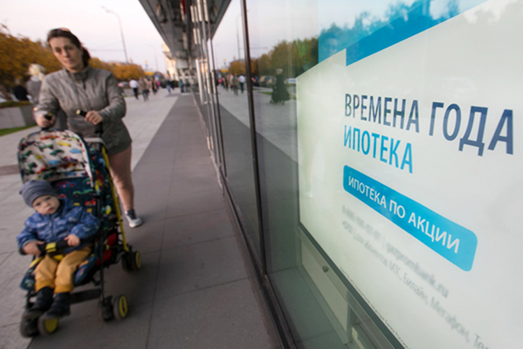 Ипотечный портфель банка продолжает расти, хотя объем новых выдач год к году сократился, добавил еще один первый зампред Кирилл Царев