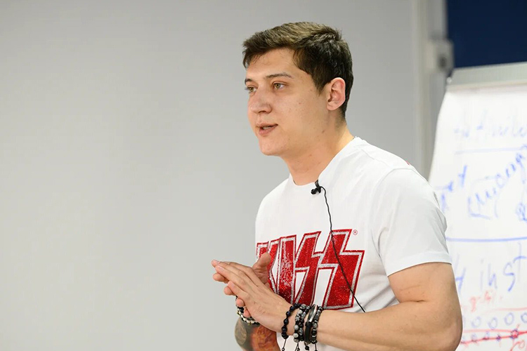 Сам Сабиров рассказывал, что «профессии» научила его мама, которая якобы и по сей день сама зарабатывает на биржах