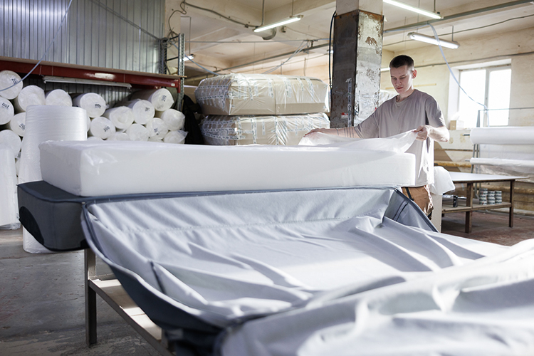 «У наших моделей трудоемкий пошив, много отделочных швов, которые выполняются только вручную»