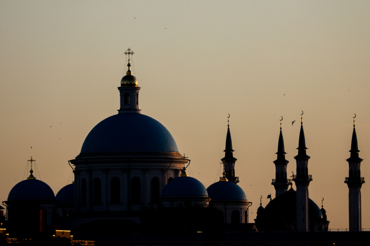 «Моя бабушка Шарифа-әби, мать отца, говорила: «Наше государство мудрое. Придет день, когда храмы и мечети будут открыты. С безбожием далеко не протянешь»