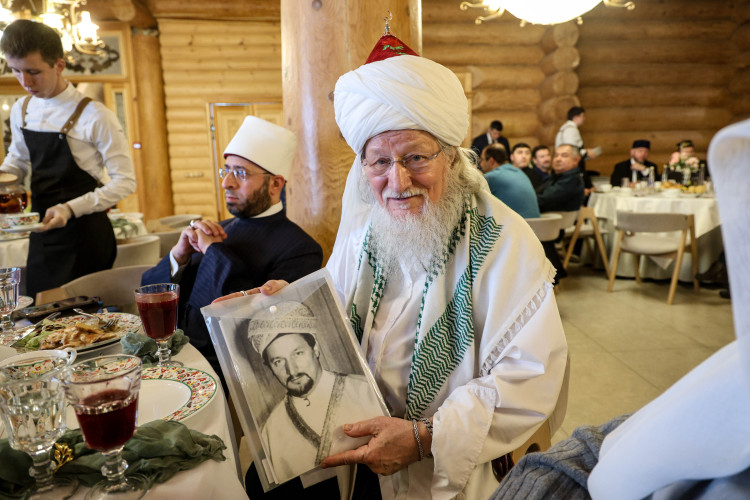 Талгат хазрат эффективно использует свой статус для объединения мусульманских общин России, выступая за гармонию, межнациональное и межконфессиональное согласие