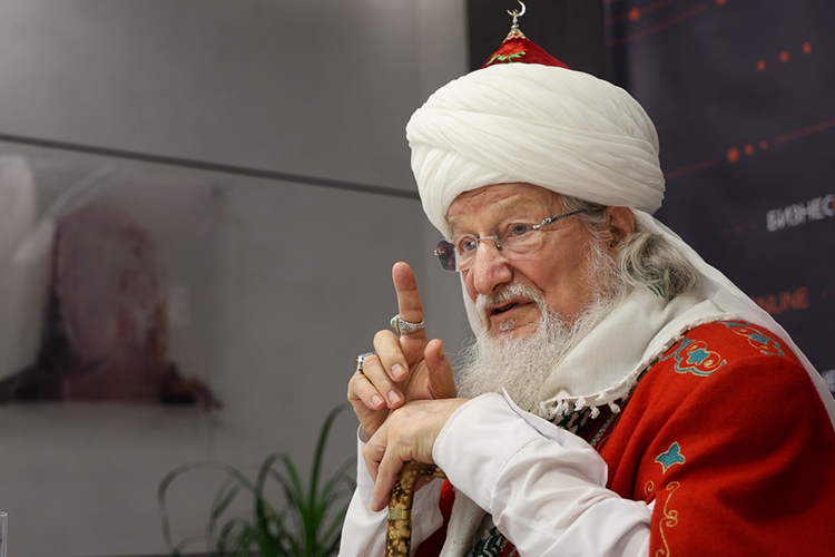 «Слава Всемогущему, Дарующему жизни и счастья в этом и вечном мире каждому, кто уверовал и полагается на Него, мы, уверовавшие, без тени сомнения благодарны Ему — Господу миров — за священный дар жизни в вере и славе Его на святой земле нашей великой Отчизны!»