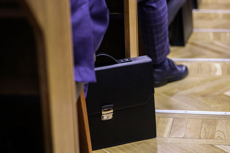 Накануне вечером в открытом доступе появился законопроект, который снимает с чиновников и депутатов обязанность ежегодно подавать декларации о доходах и имуществе