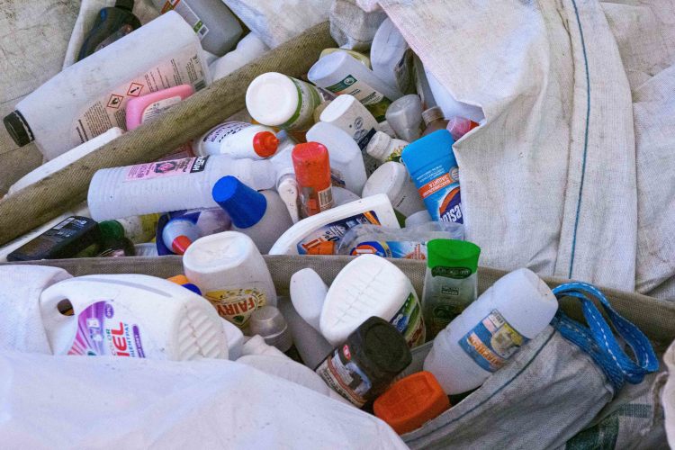 «Точно подсчитано, что доля пластика в условном мусорном ведре ТКО составляет 14–16 процентов. Мы сегодня в стране научились возвращать в производство вторичного полимерного сырья до 900 тысяч тонн ежегодно»