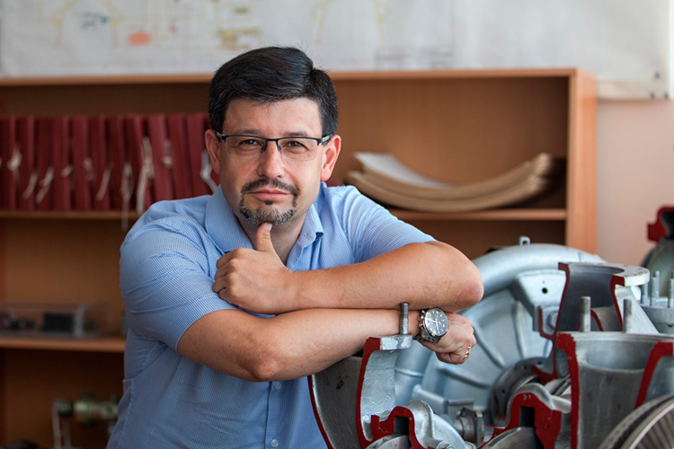 Завкафедрой реактивных двигателей и энергетических установок КНИТУ-КАИ Алексей Лопатин.