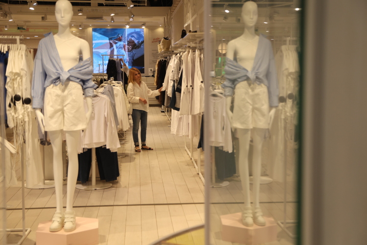 О чем просили торговые центры? В документе, подписанном председателем совета Олегом Войцеховским, подчеркивалось, что растущая налоговая нагрузка и отсутствие мер поддержки создают существенные риски для устойчивого развития сектора в 2026 году