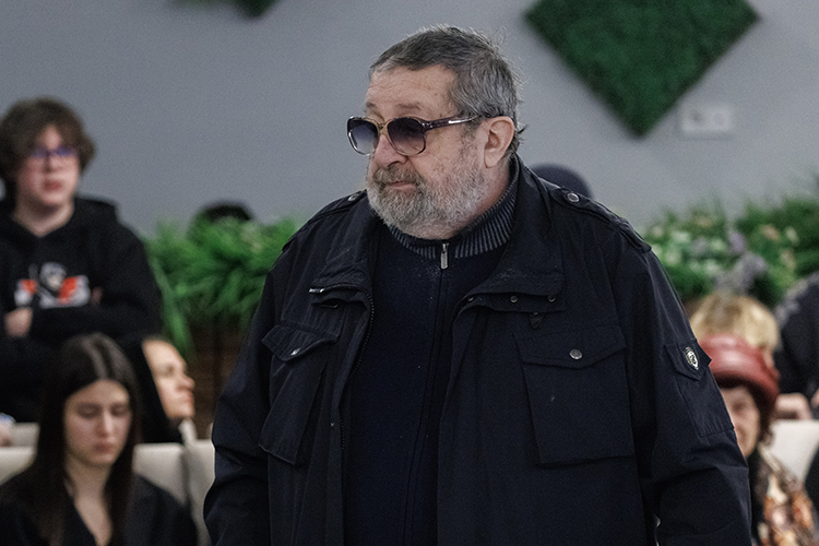 Александр Коган был близким соратником, другом и помощником Скоблионка. Когда только зарождалась община, Михаилу Абрамовичу помогали с юридическим сопровождением всех процессов, а позже и по бизнесу