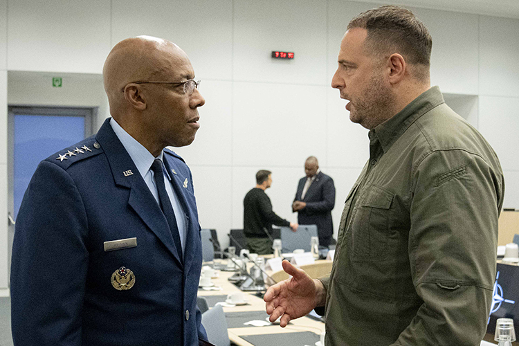 «Это был внутриклубный договорняк, когда представители практически всей высшей элиты Украины стали звонить Зеленскому и говорить, что с Ермаком невозможно работать, он потерял, выражаясь народным языком, берега, и его слили»