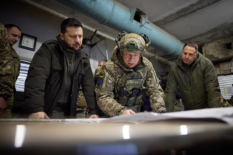 «Сырский оказался силен в аппаратной борьбе. Никто его за это время не переиграл. Все указания Зеленского он формально выполняет. Да, он везде проваливается, в конце концов, но тянет»