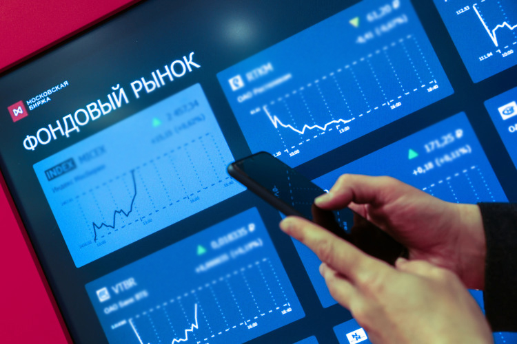 Акции КОСа на начало 2024 года торговались на бирже по 110 рублей, а акция НКНХ стоила 104,05 рубля. За год цена бумаг КОСа просела на 27,8%, до 79,4 рублей за одну акцию, а НКНХ &mdash; на 13,5%, до 90 рублей за акцию