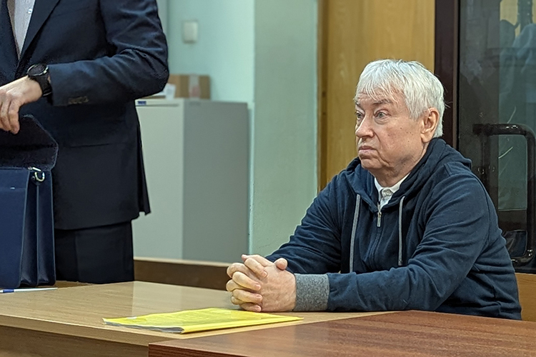 Прокурор, потерпевший и адвокат пытались выяснить у экспертов, возможно ли, чтобы состояние Мусина после операции улучшилось