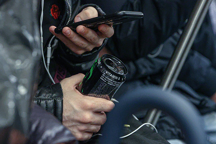 «Есть люди, которые сидят на энергетиках, без них прям не могут. Соответственно, для них такой запрет не даст эффекта никакого. Они пойдут в какое-то другое место и купят»