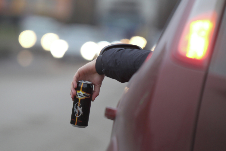 В России ограничена продажа энергетических напитков несовершеннолетним, но это не решает проблему полностью