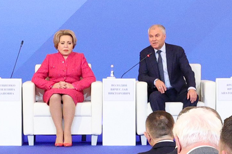 Особенно беспокоит Володина обеспечение жильем в малых городах, на селе. Там живет более 40% населения страны