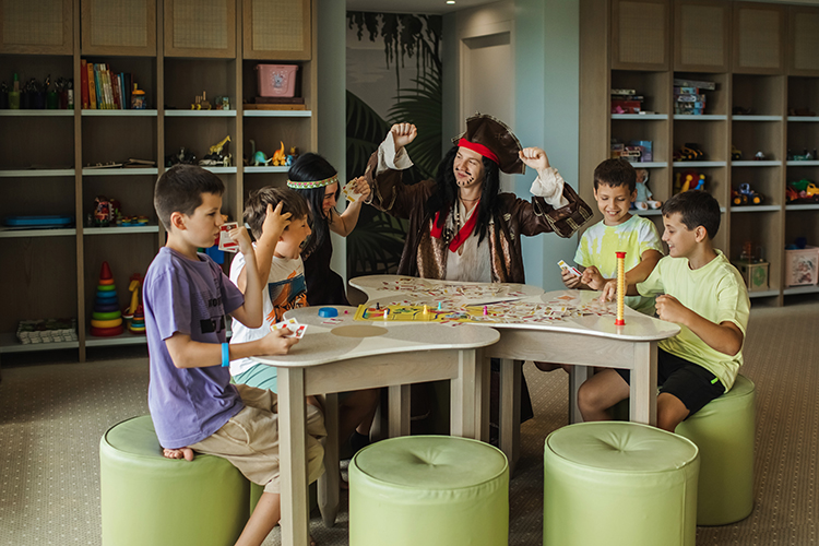 «К нам везут детей от 7 до 15 лет с самыми разными историями. И первоклашек, которые выглядят буквально «выжатыми», со сниженной концентрацией, раздражительностью, плохим сном»