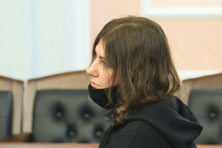 Сама Лурье добавила, что несколько месяцев самостоятельно искала квартиру после развода. А сейчас вынуждена жить вместе с бывшим мужем