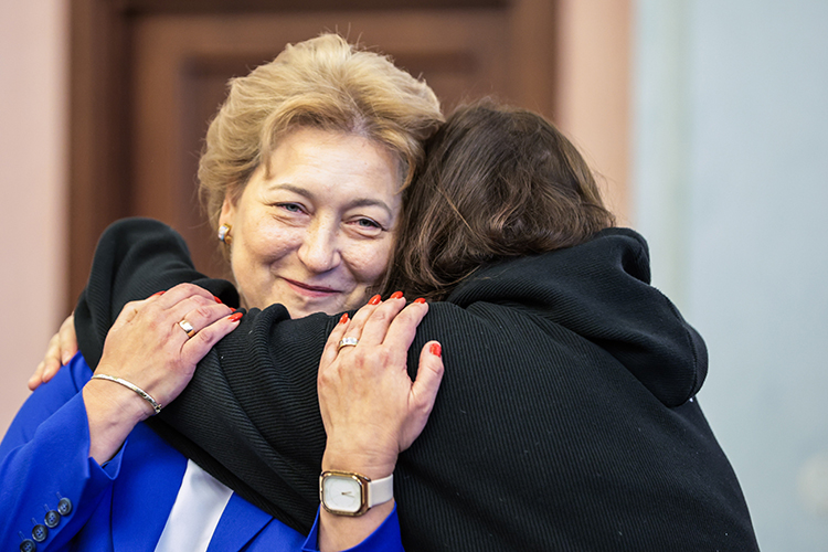 Зал встретил решение суда аплодисментами. Не скрывала эмоции и сама Лурье вместе со своим адвокатом. У обеих на глазах были слезы счастья