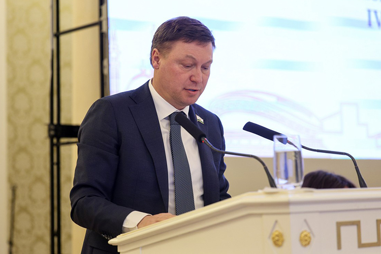 По ходу подготовки и обсуждения к бюджету поступило свыше 30 предложений и замечаний, рассказал председатель постоянной комиссии по бюджетно-финансовым вопросам, местным налогам и сборам Григорий Шалымов