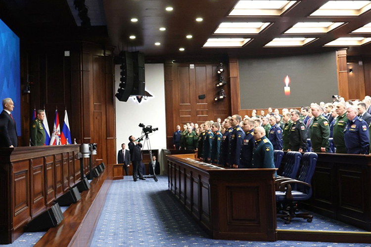 Сегодня верховный главнокомандующий отходить от формата не стал, и после доклада главы минобороны России выступил с небольшой речью, обращаясь к исписанному ручкой листу формата А4