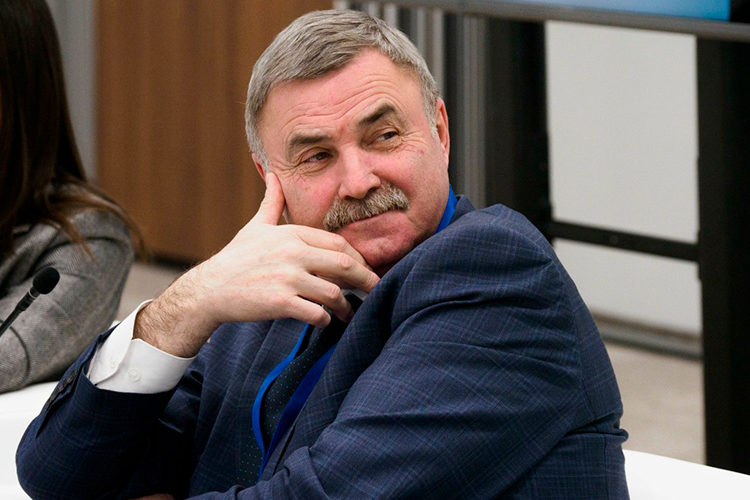 Фарит Ханифов рассказал о планах обновления общественного транспорта, поделился задумками по строительству новых платных дорог и сообщил, во сколько оценили возведение первой очереди дублера Оренбургского тракта