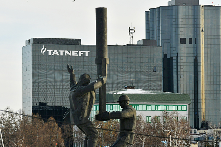 Сегодня днем Великобритания расширила санкции в отношении России. Под новые ограничения британцев попали пять физических лиц и 19 компаний, включая ПАО «Татнефть»