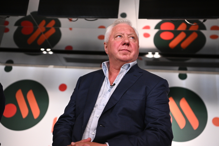 Именно Говор в 2022 году купил российский бизнес уходящей из страны сети фастфуда «Макдоналдс» и перезапустил его под брендом «Вкусно &mdash; и точка»