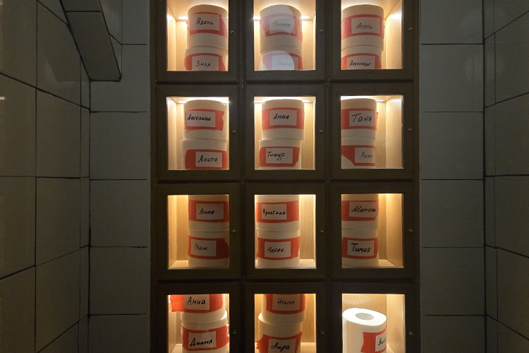 Подписанные рулоны туалетной бумаги в санузле