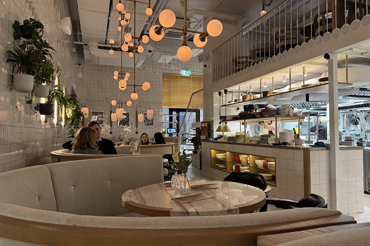 Столики стоят почти вплотную друг к другу, к стене, когда народа немного, сидеть очень комфортно, но при полной посадке ресторан превращается в интеллигентную питерскую коммуналку, где, конечно, красиво, но шумно и тесновато