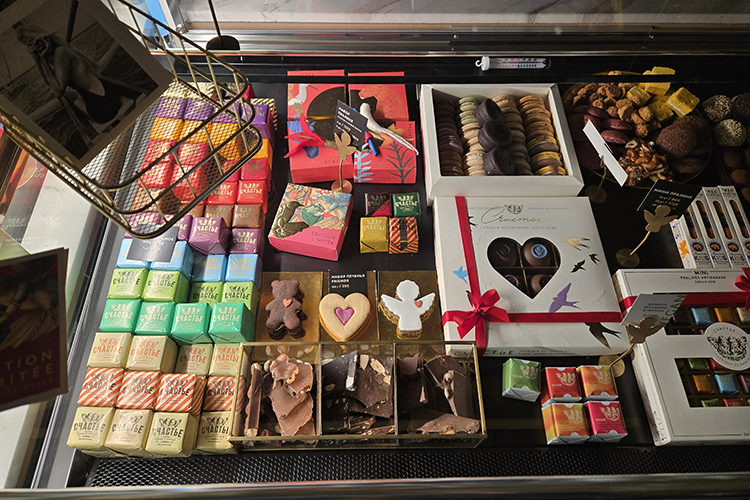 Путь к столикам пролегает между витриной с теми самыми конфетами и открытой гардеробной вешалкой, которую охраняет хостес