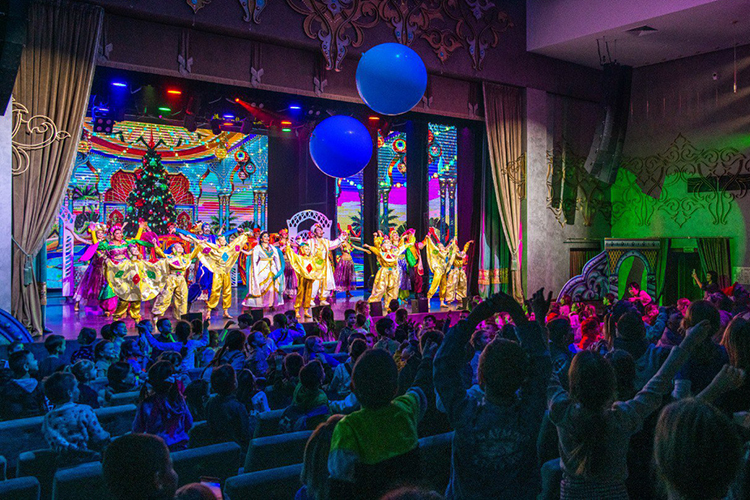 «Мы стараемся утверждать свои стандарты, свои традиции. Во многом это удается благодаря активному привлечению к нашим проектам постоянных, преданных нам зрителей»