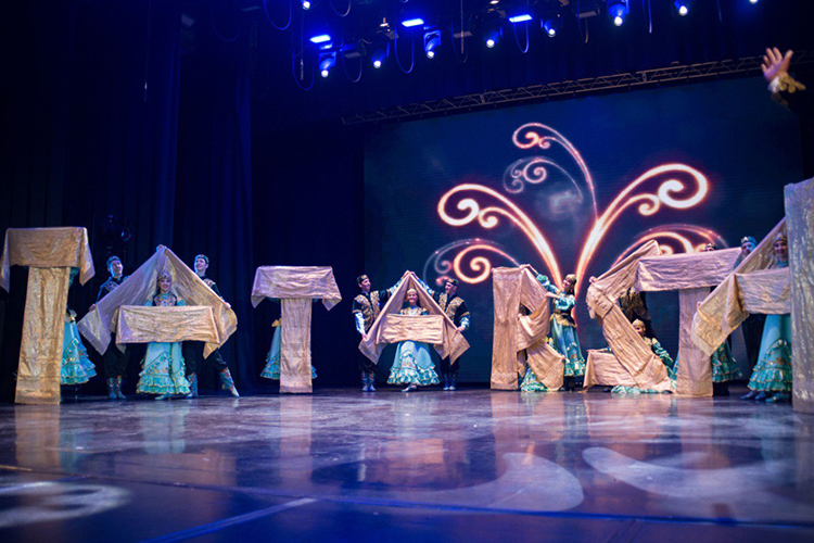 «Мы настолько „набили руку“, что разбираемся не только в том, как собрать спектакль, но и в пошиве костюмов, в сценографии, в расстановке света, в качественном музыкальном сопровождении и так далее»