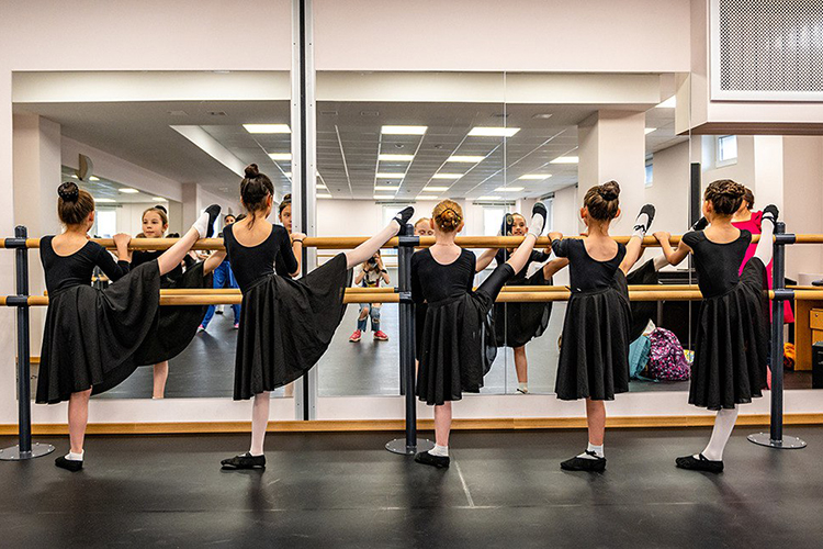 «Дети росли бок о бок с профессиональными танцорами. Начинали с 30 человек, а сейчас у нас занимается почти тысяча детей»