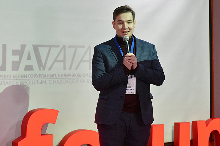 Глава ВФТМ Хасанов вновь озвучил девиз форума татарской молодежи: «Татарчаны заманча, заманчаны татарча» &mdash; «Делать татарское современным, а современное &mdash; татарским»