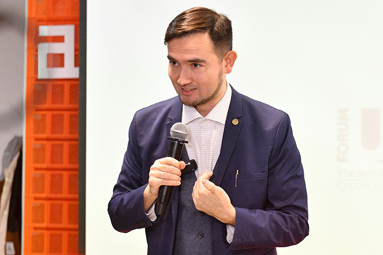 Первым спикером стал профессор Альфрид Бустанов