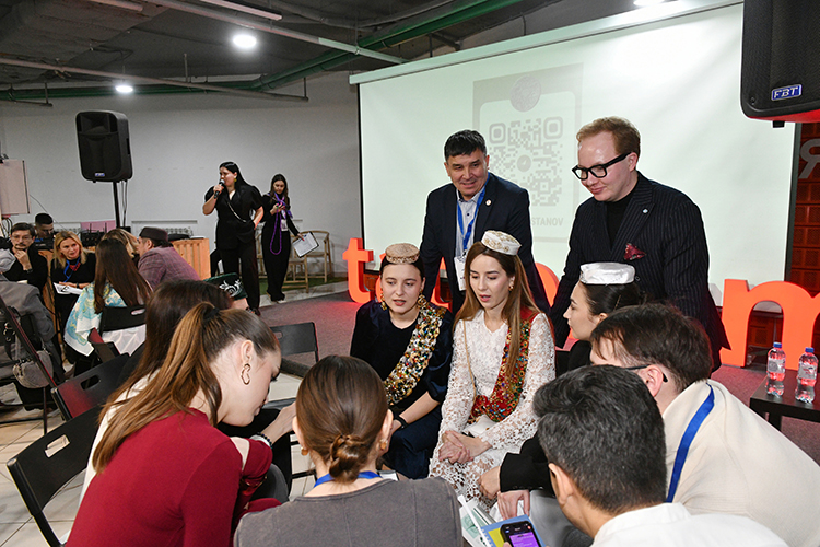 Участников разделили на группы и предложили пофантазировать о том, каким может быть будущее татар