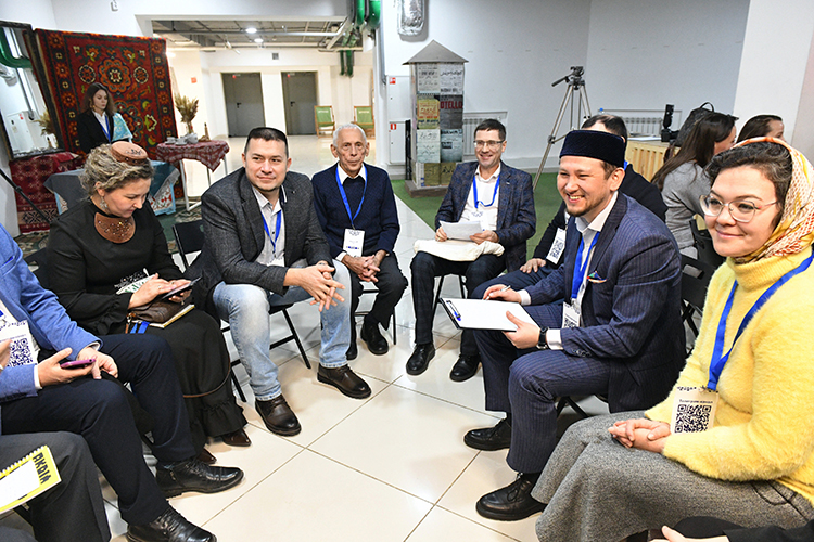 Звучали и более общие пожелания о светлом будущем &mdash; о времени, когда будут татарские вузы и институты рукописей, татарские писатели, поэты, ученые: физики, химики, филологи