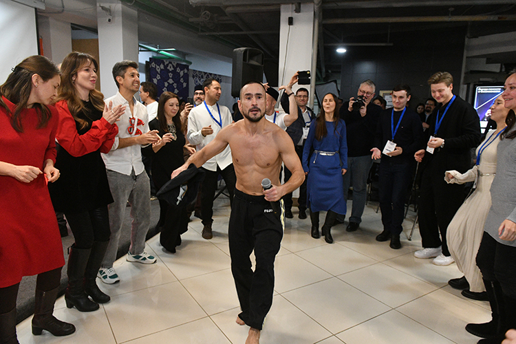 В своем необычном танце Нурбека Батулла затронул и тему «отцов и детей»