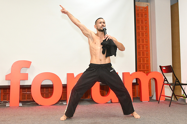 Программа форума традиционно завершилась танцевальным перформансом с участием Нурбека Батуллы