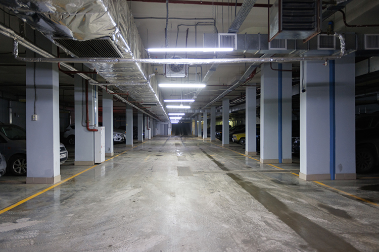 «Под домом &mdash; просторная подземная парковка. Причем места там спроектированы так, что можно поставить два габаритных автомобиля рядом»