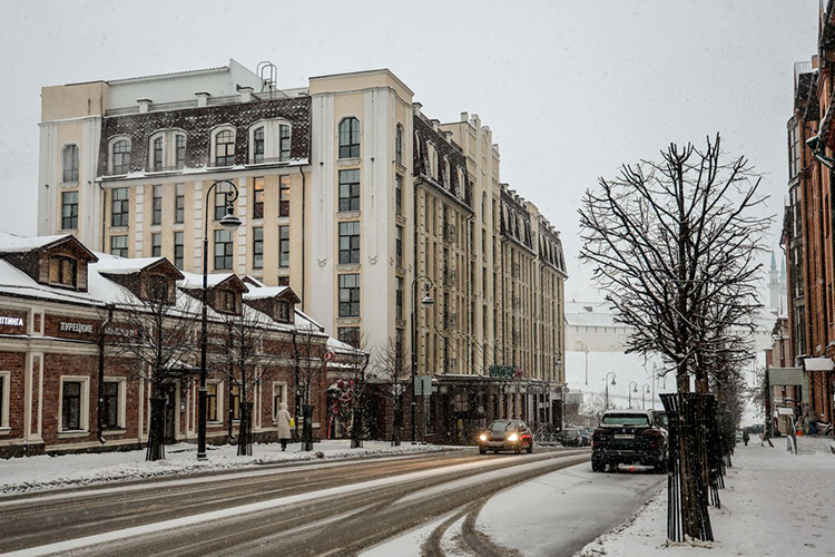 Судя по кадастровой карте, стоимость здания отеля оценивается в 602,9 млн рублей, а участка, на котором он находится, &mdash; в 26,8 млн рублей